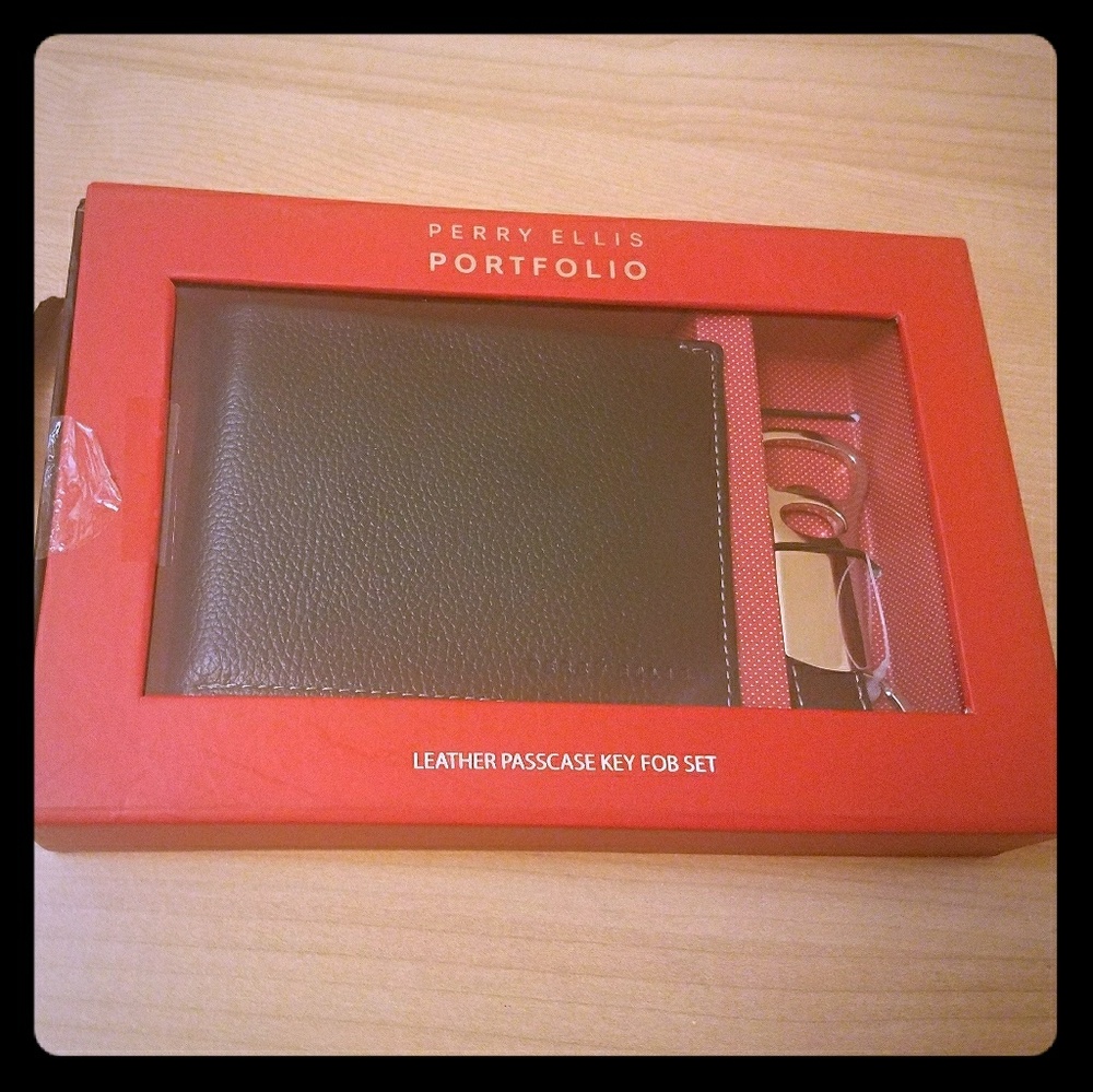 PERRY ELLIS leather passcase key fob set